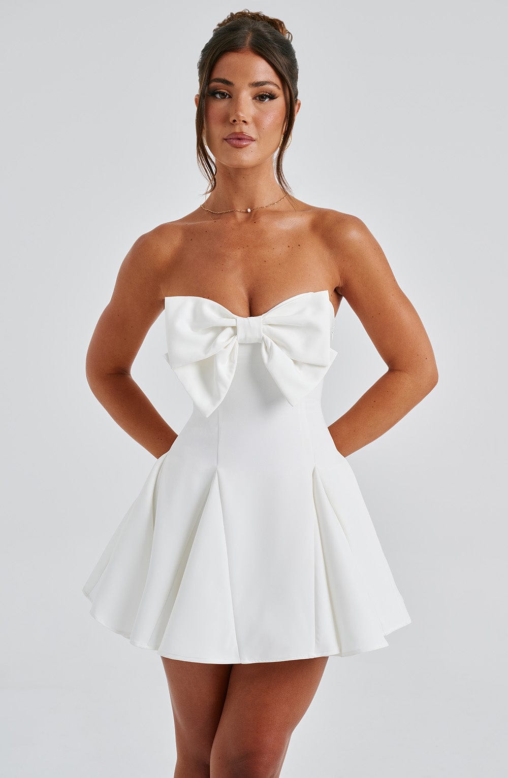 Valentina Dress – White Elegance with a Touch of Romance