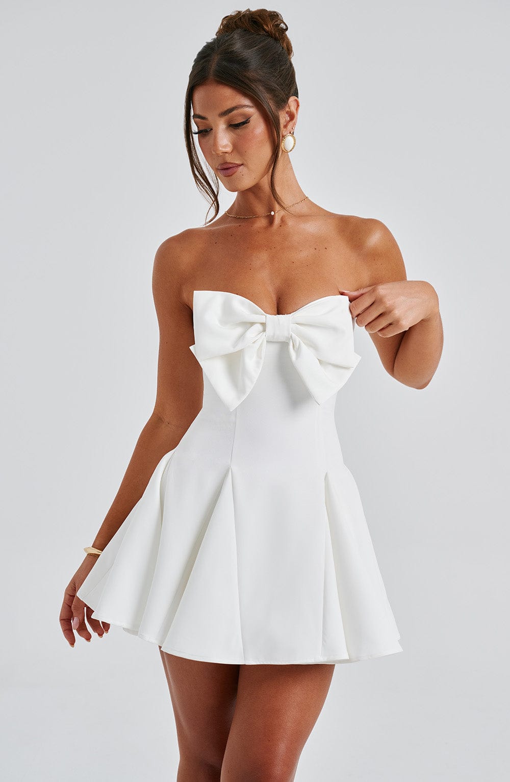 Valentina Dress – White Elegance with a Touch of Romance