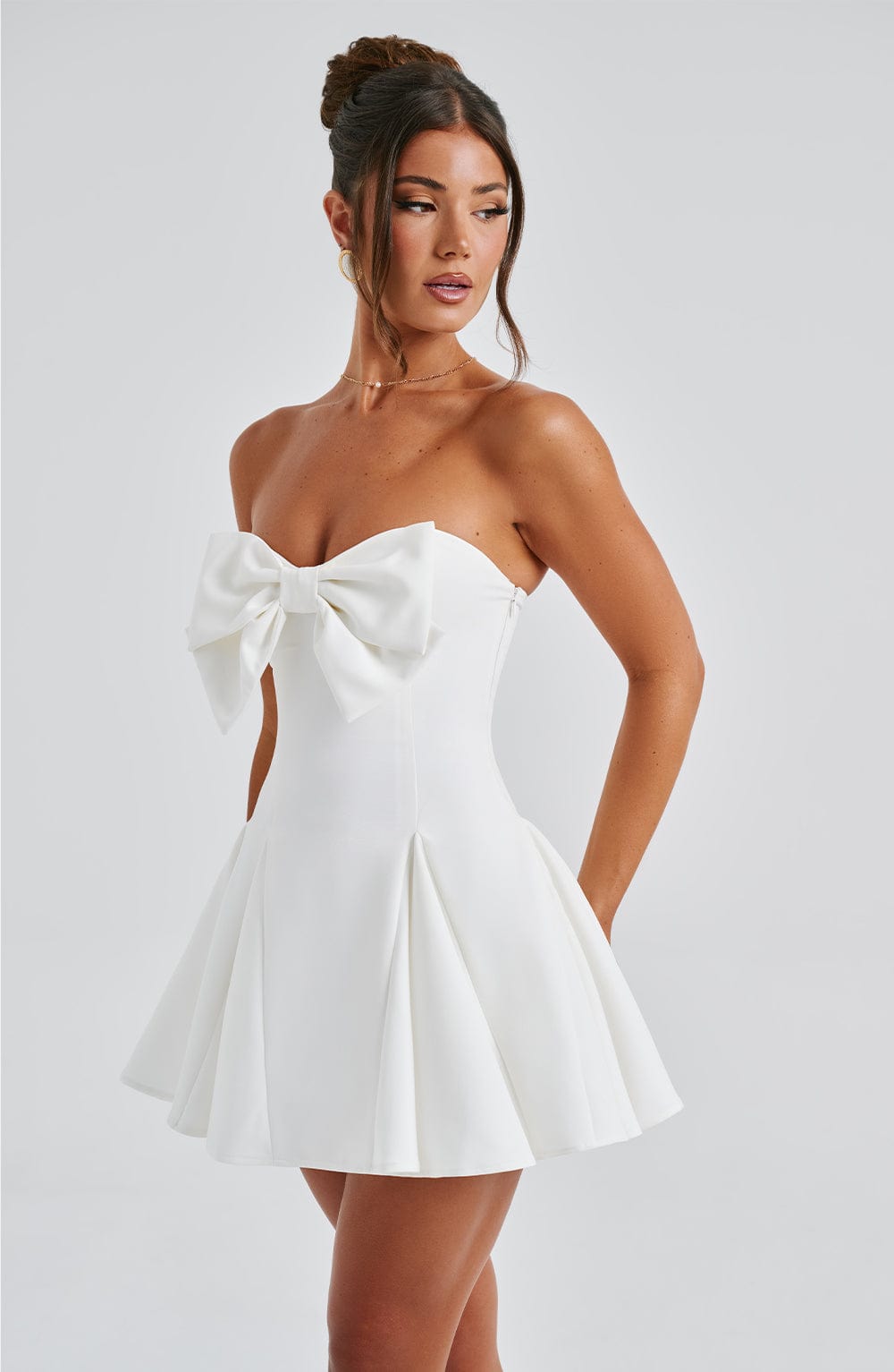 Valentina Dress – White Elegance with a Touch of Romance