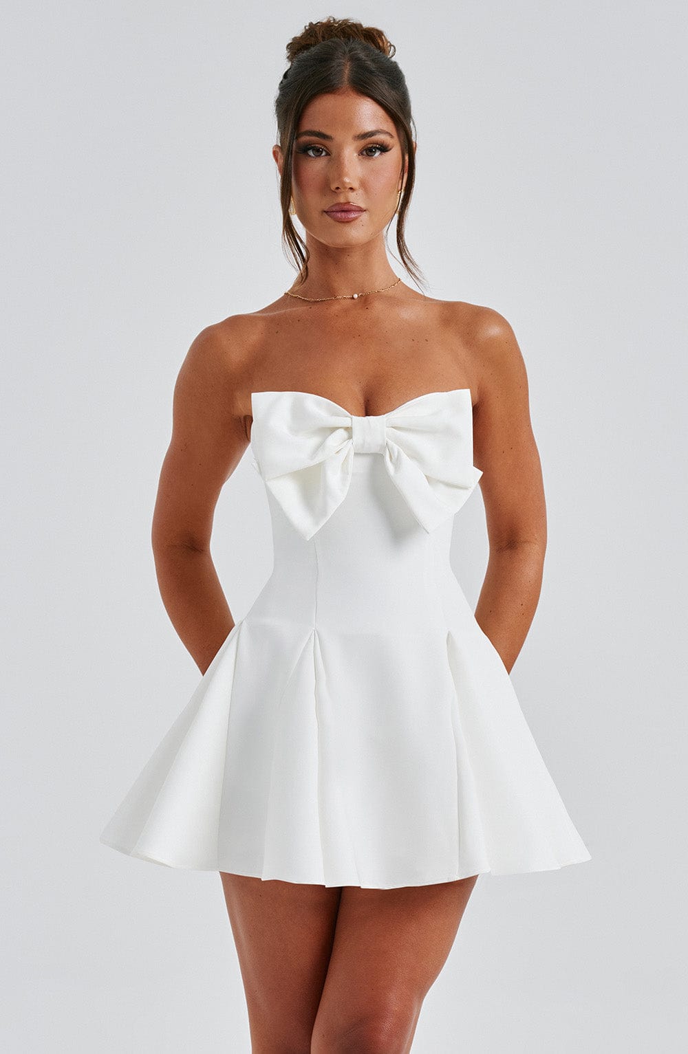 Valentina Dress – White Elegance with a Touch of Romance
